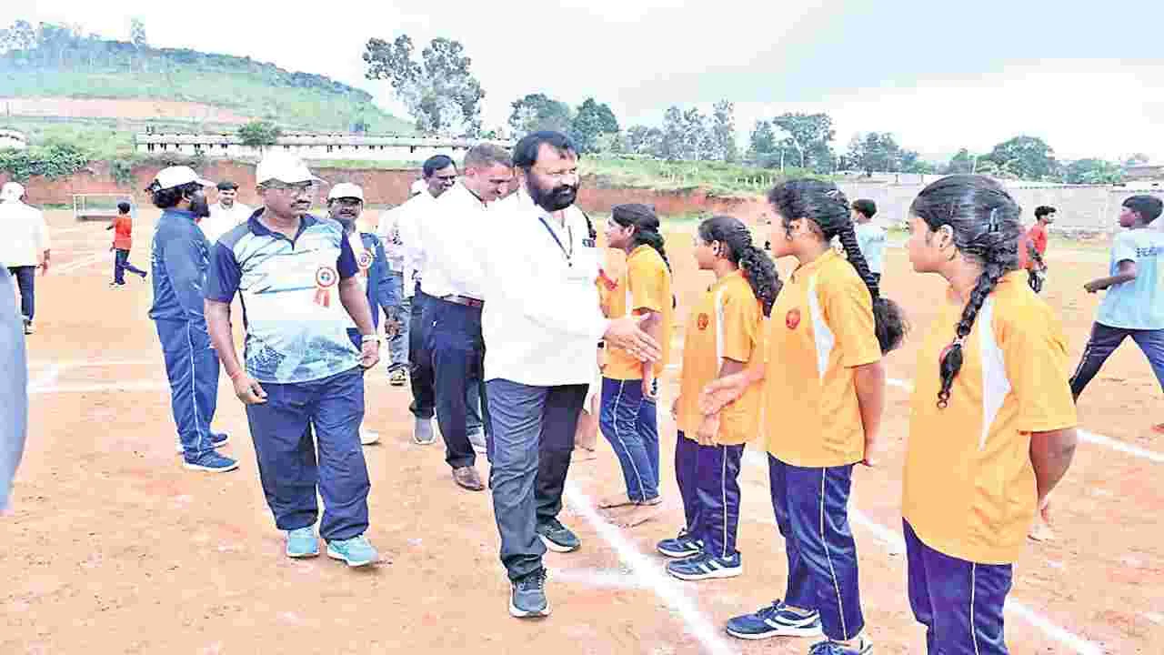 క్లస్టర్‌ ఈఎంఆర్‌ఎస్‌ స్పోర్ట్స్‌ మీట్‌ ప్రారంభం
