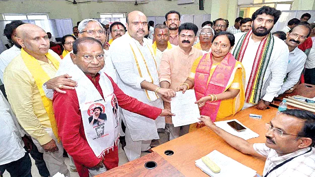 నామినేషన్ల సందడి