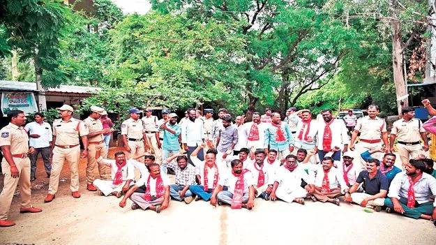 రైతులను మోసం చేస్తున్న కాంగ్రెస్‌ ప్రభుత్వం