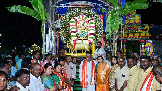 మూషిక వాహనమొక్కి..!  - పురవీధుల్లో ఊరేగిన వరసిద్ధుడు 