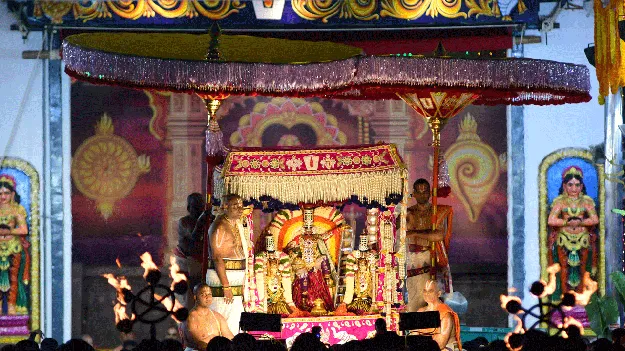 ముత్యాల పందిరిలో   బాలకృష్ణుడి మురిపెం
