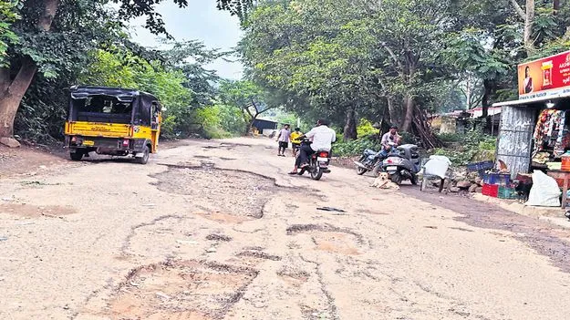 గుంతలు.. పర్యాటకులకు చింతలు
