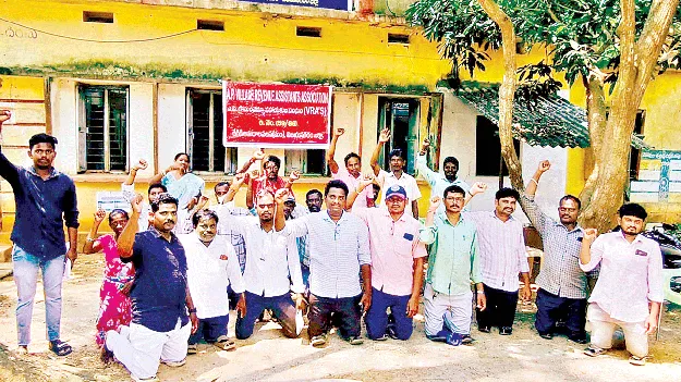 మోకాళ్లపై వీఆర్‌ఏల నిరసన
