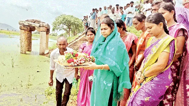 చెరువులను నింపుతాం