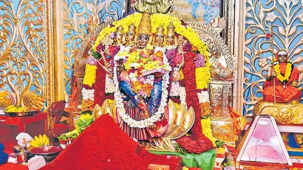 గాయత్రీదేవిగా కనకదుర్గమ్మ దర్శనం