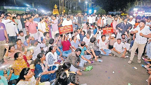 స్వర్ణ వార్డు/స్వర్ణ పంచాయతీ ఉద్యోగుల నిరనస