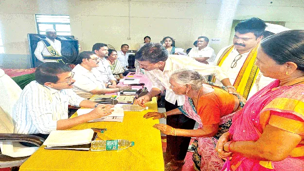 అర్జీదారులను తిప్పడం సరికాదు 
