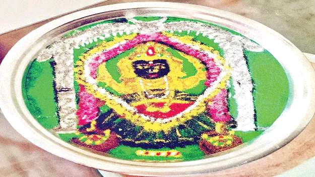 నీటిపై రంగవల్లులు తీర్చిదిద్దుతూ..