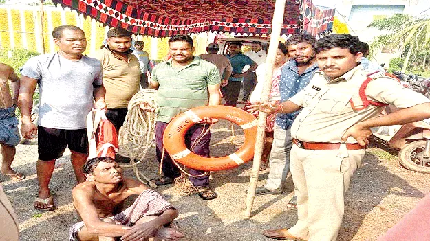 చెరువు నీటిలోనే.. 16 గంటలు