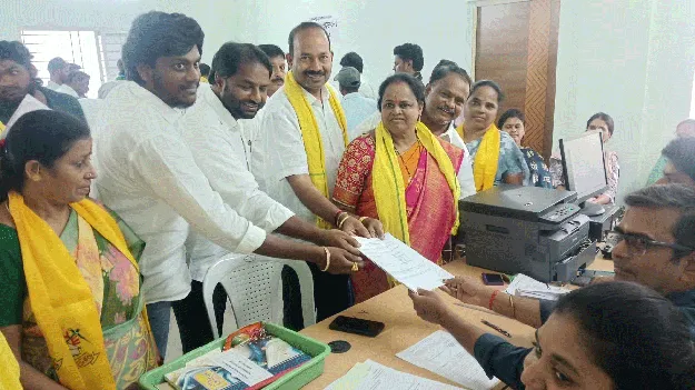 మదనపల్లెలో పోటాపోటీగా నామినేషన్ల దాఖలు
