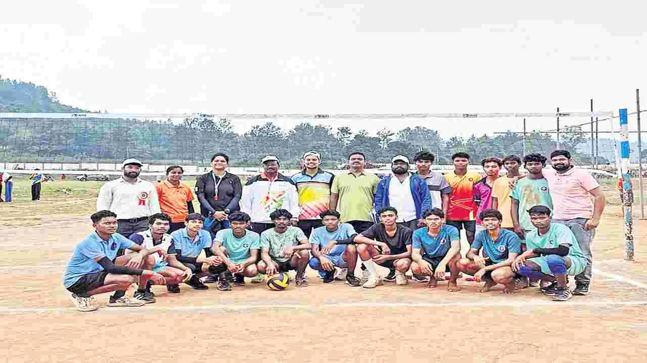 ఉత్సాహంగా ఈఎంఆర్‌ఎస్‌ ఆటల పోటీలు