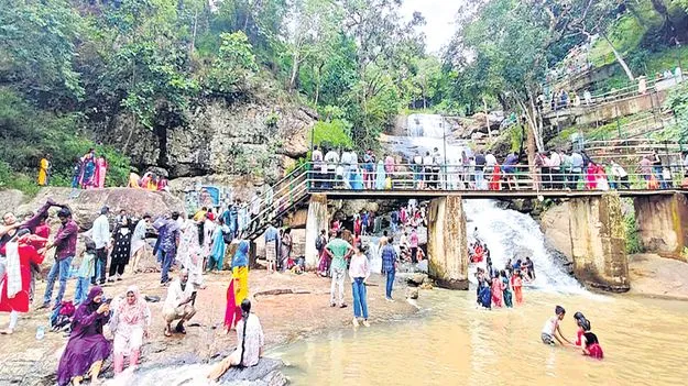 సందర్శకుల సందడి