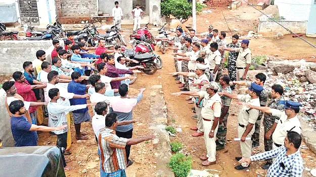సూదికొండకాలనీలో కార్డన్‌సెర్చ్‌  