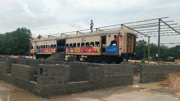  రైలు బోగీలో రెస్టారెంట్‌ 