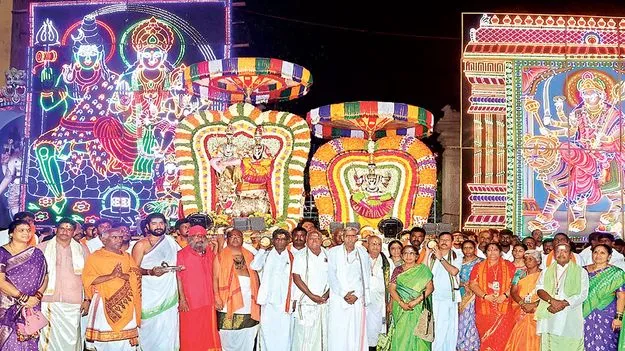 నంది వాహనంపై ఆది దంపతులు