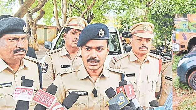 పోలీస్‌ చేజింగ్‌.. ‘ఎర్ర’ స్మగ్లర్లపై కాల్పులు!