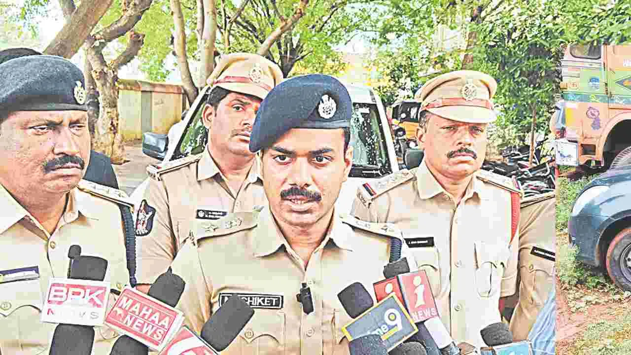 పోలీస్‌ చేజింగ్‌.. ‘ఎర్ర’ స్మగ్లర్లపై కాల్పులు!