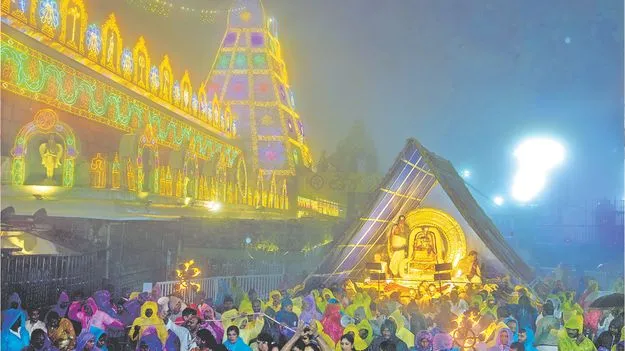 సూర్య, చంద్రప్రభ వాహనాలపై శ్రీవారి అభయం