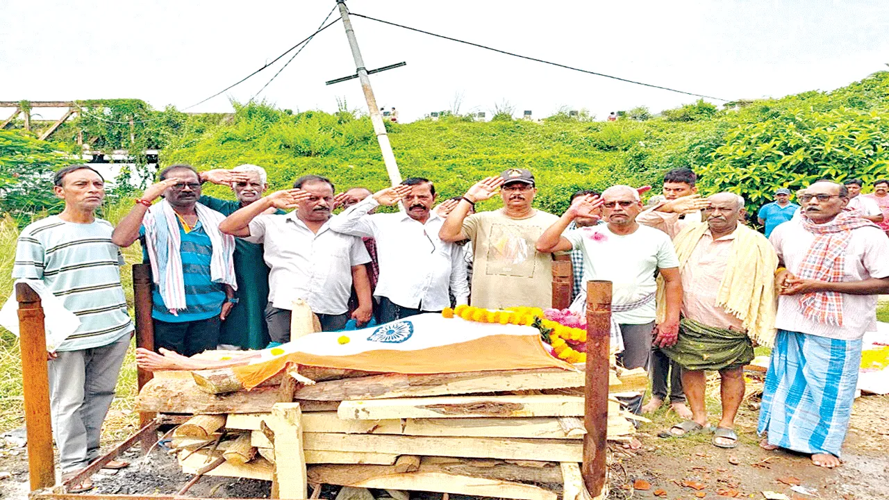 విశ్రాంత హవల్దార్‌కు సైనిక లాంఛనాలతో అంత్యక్రియలు