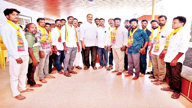 టీడీపీలో చేరిన 15 కుటుంబాలు