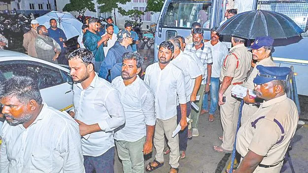 టీచర్లపై దాడి కేసులో మరో 30 మంది అరెస్టు