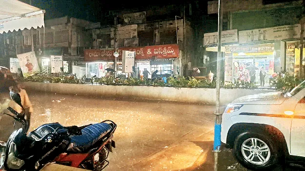 వాన కురిసింది.. మనసు మురిసింది