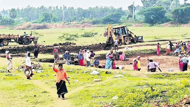 ఉపాధి పనుల ముసుగులో మట్టి దందా