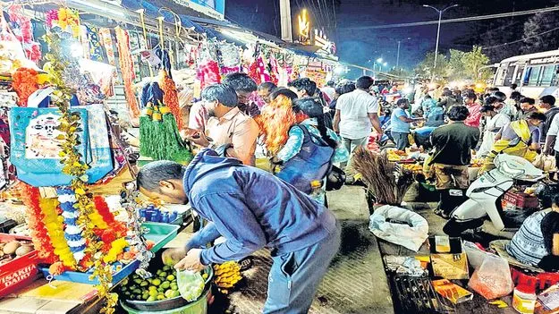 మార్కెట్లకు దసరా శోభ
