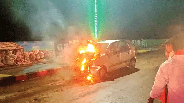 వ్యాను ఢీకొట్టిన ఘటనలో కారు దగ్ధం