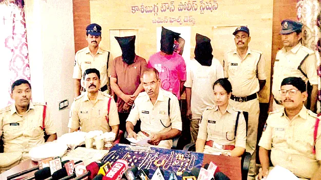 పగలు పాకా విలాస్‌లో.. రాత్రిపూట చోరీలు