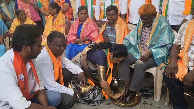 Peddapalli:  పారిశుధ్య కార్మికులకు బీజేపీ ఘన సత్కారం