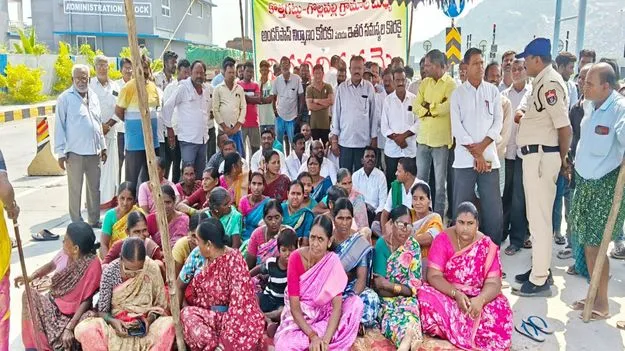 Karimnagar:  అండర్‌ పాస్‌ నిర్మించాలి..