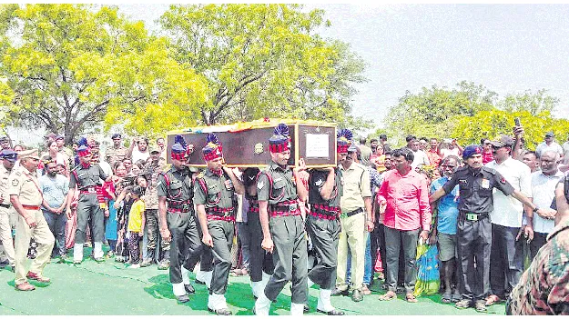 ఆర్మీ జవాన్‌కు కన్నీటి వీడ్కోలు