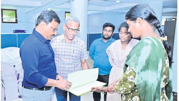 కమాండ్‌ కంట్రోలు రూమును తనిఖీ చేసిన కలెక్టర్‌