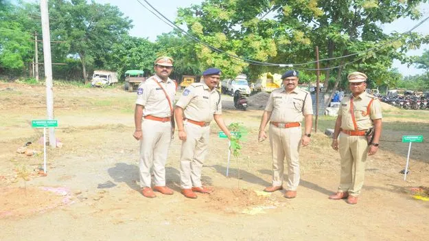 ఫిర్యాదుదారులతో మర్యాదపూర్వకంగా వ్యవహరించాలి