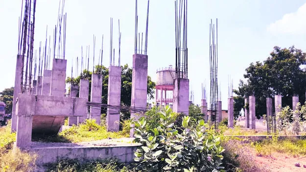 స్థలాభావం.. అంతా ఆగమాగం