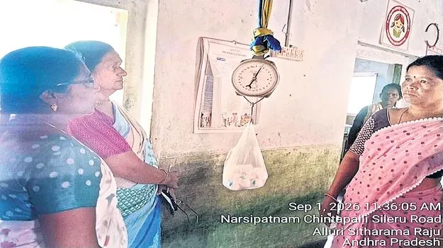 చిన్నగెడ్డ అంగన్‌వాడీ కేంద్రంలో గుడ్లు తనిఖీ