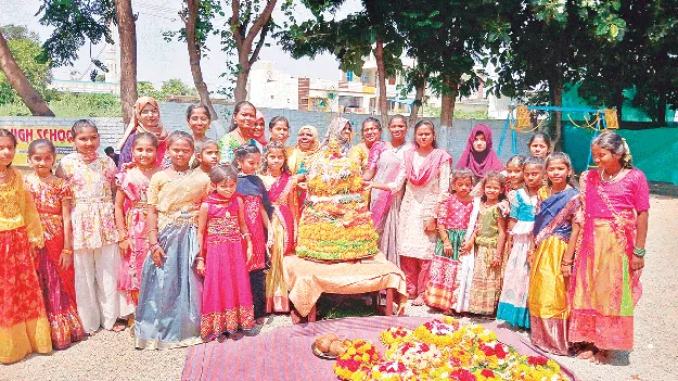 బతుకమ్మ బుతకమ్మ ఊయ్యాలో