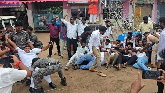 డబుల్‌ రోడ్డు కోసం యువజన సంఘాల నిరాహార దీక్ష
