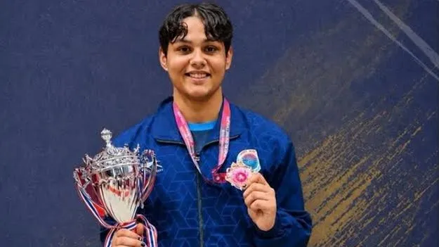 మాన్సికి  రజతం