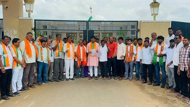 22ఏ జీవో తప్పిదాలపై మంత్రి రాజీనామా చేయాలి