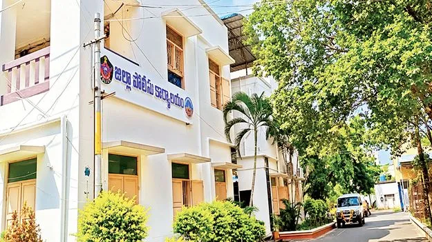    రెండు జోన్లు..  ఐదు సబ్‌ డివిజన్లు