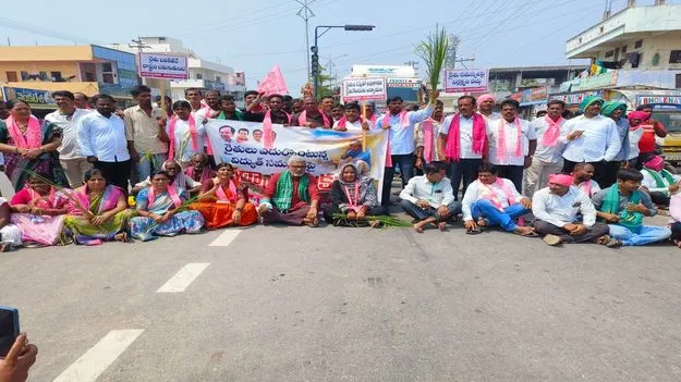 విద్యుత్‌, నీళ్లు ఇవ్వకుంటే సబ్‌స్టేషన్లు ముట్టడిస్తాం 