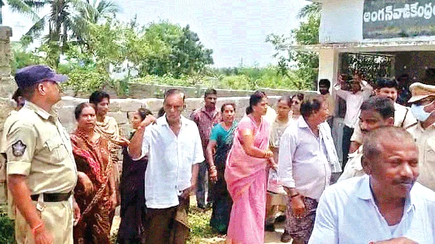 పోరంబోకులో ప్రహరీ తొలగింపు 