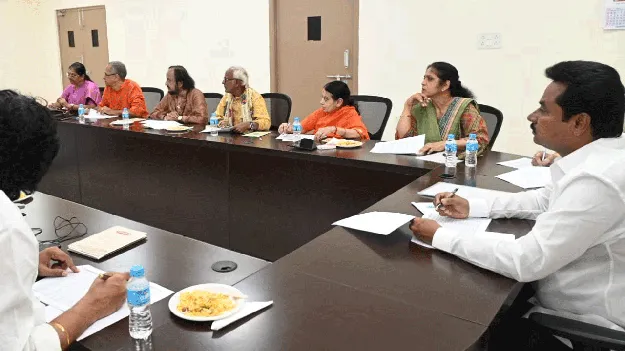 కళాబృందాల సౌకర్యాలకు పెద్దపీట