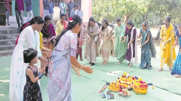 kumaram bheem asifabad- ఒక్కేసి పువ్వేసి చందమామ..