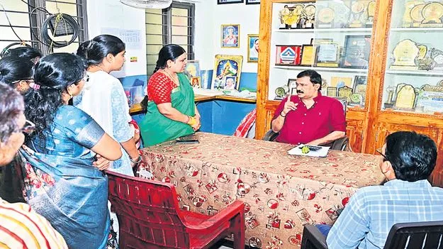 నలుగురికి షోకాజ్‌ 
