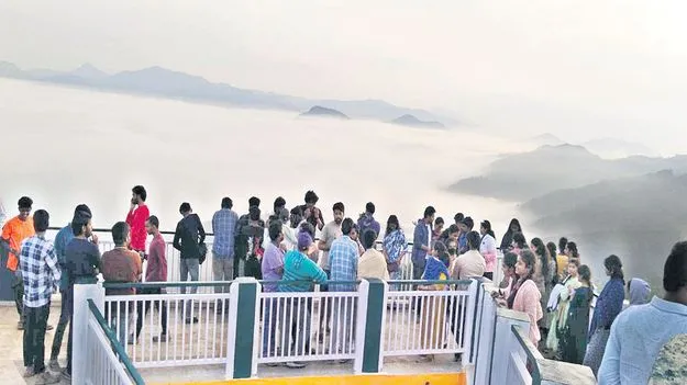 పర్యాటక సందడి