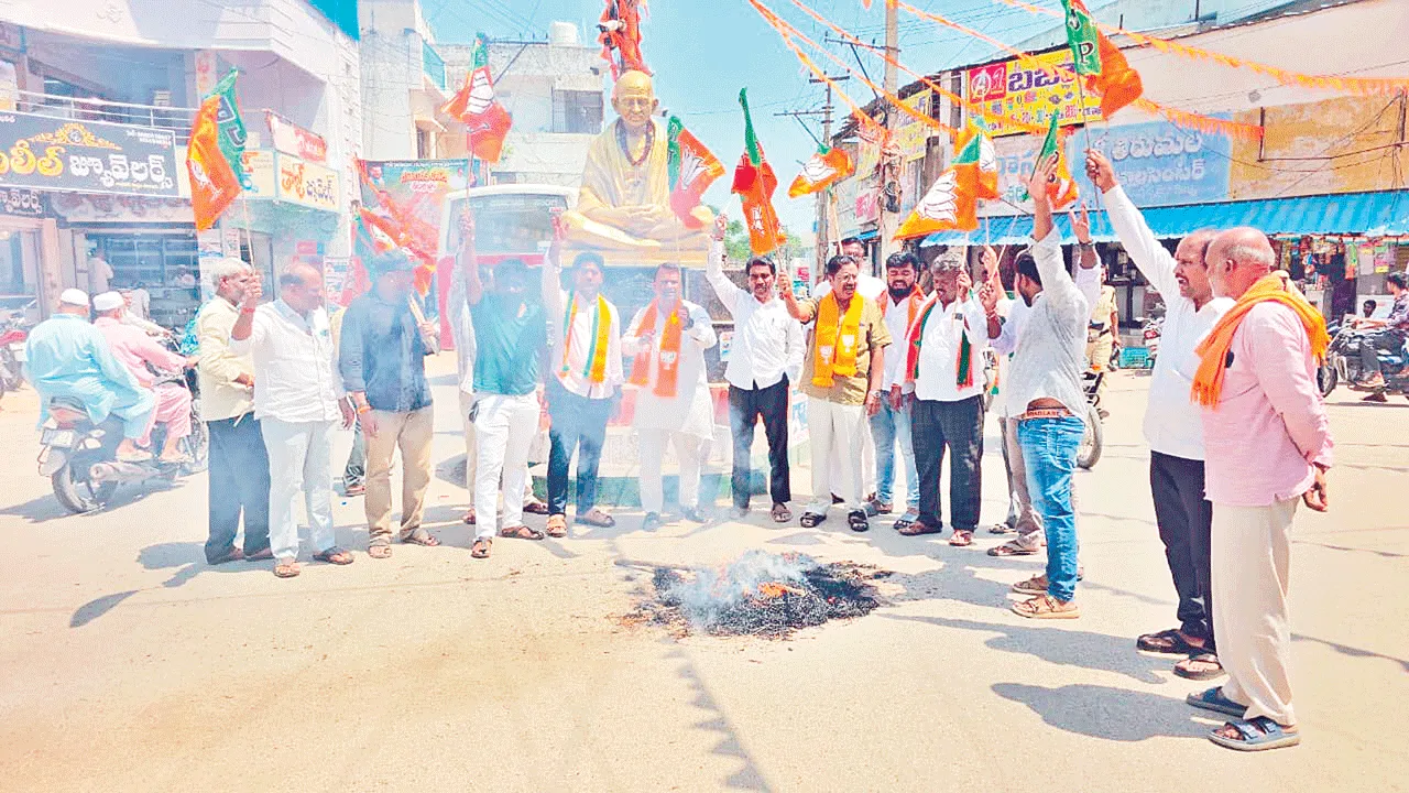 సీఎం వ్యాఖ్యలపై నిరసనలు – general సీఎం వ్యాఖ్యలపై నిరసనలు – general