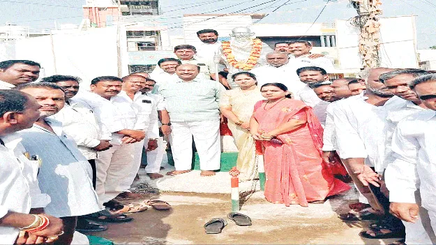 గాంధీజీ అహింసా మార్గం అనుసరణీయం